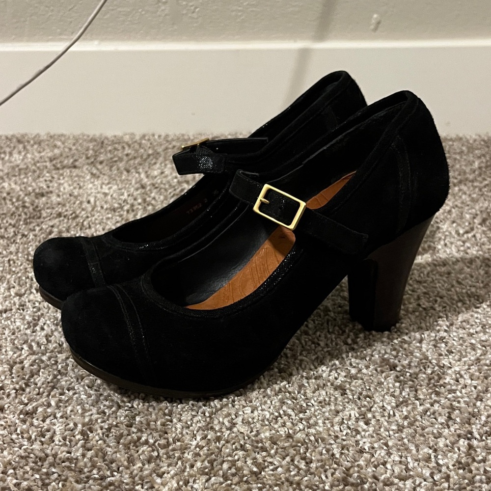Chie Mihara Black Mary Jane Heels Pumps Size 6 Excellent Condition Gold Buckle